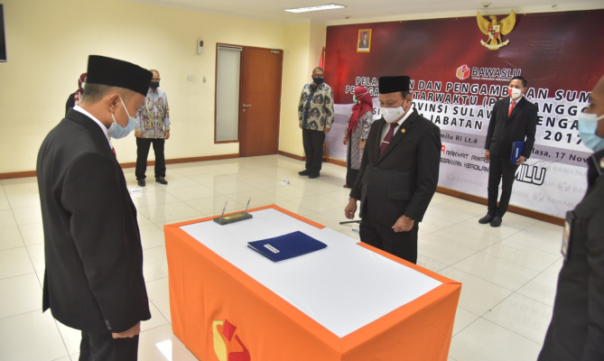 Abhan Lantik PAW Anggota Bawaslu Sulteng Periode 2017-2022