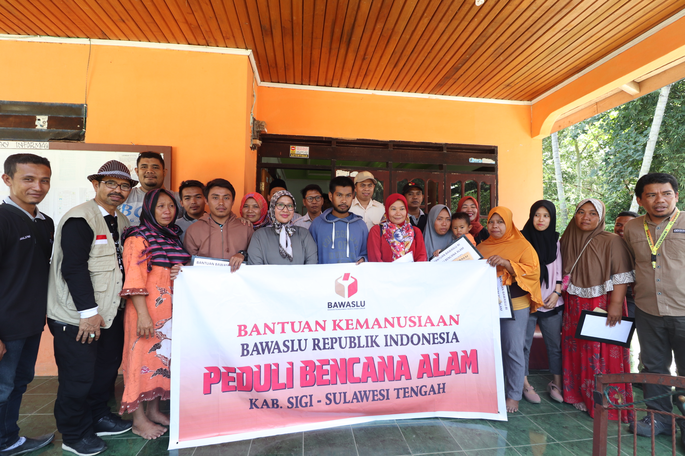Bawaslu Salurkan Bantuan Kemanusiaan Bencana Sigi