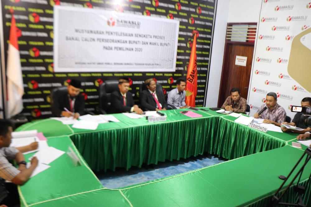 Bawaslu Touna Pimpin Musyawarah Sengketa Proses Antara Bapaslon ISHAK-TAKDIR Dan KPU