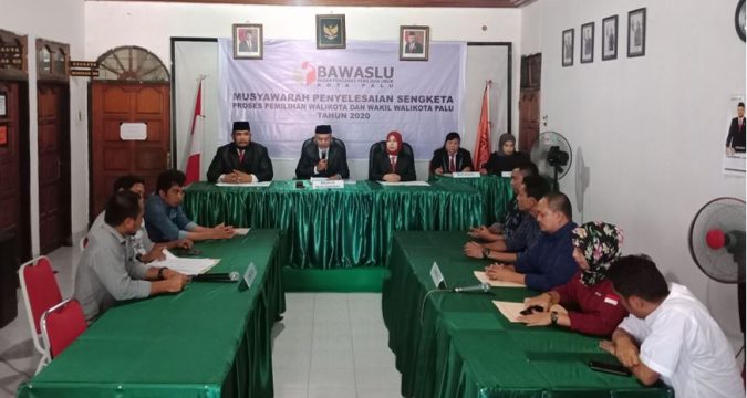 Bawaslu Kota Palu Gelar Musyawarah Penyelesaian Sengketa Balon Perseorangan Zainuddin Tambuala Dan Nursalam