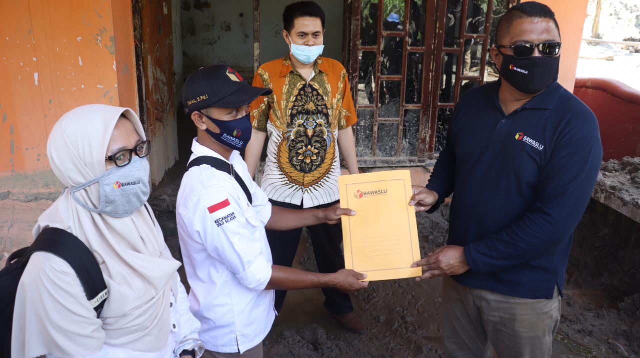 Bawaslu Salurkan Bantuan Korban Banjir ke Panwascam Dolo Selatan
