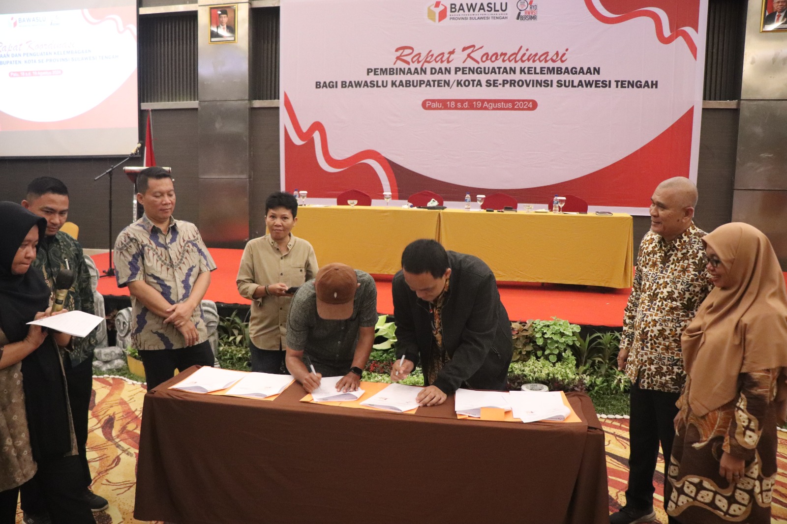 Bawaslu Sulteng Teken MoU dengan Tiga Media Lokal untuk Penguatan Pengawasan Pemilihan Serentak 2024