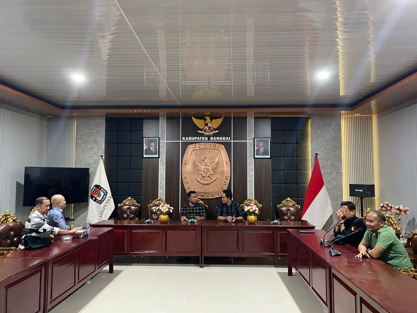 Ketua dan Anggota Bawaslu Sulteng Hadiri Rapat Koordinasi Kesiapan Pemungutan Suara Ulang (PSU) di KPU Banggai