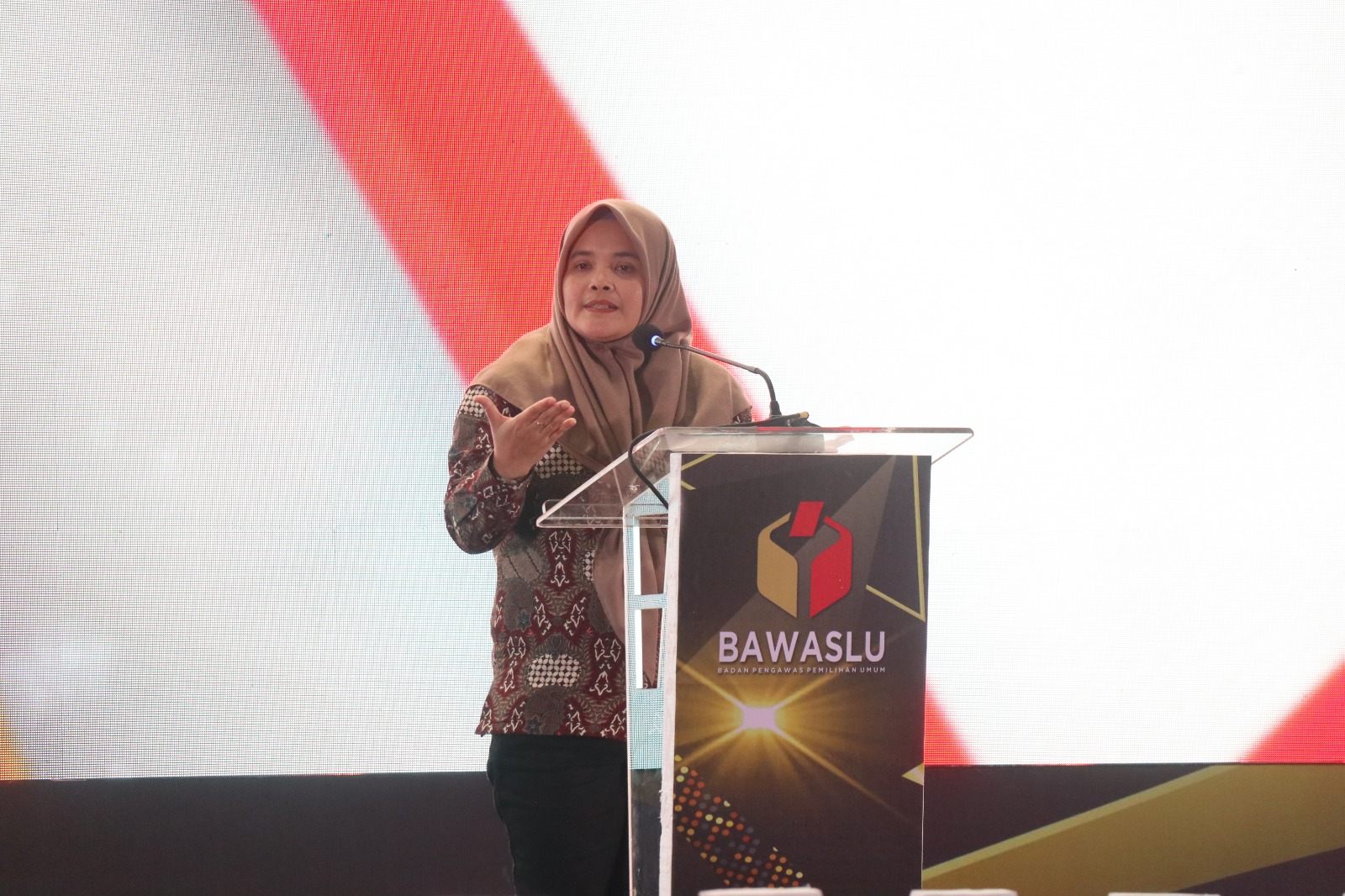 Loly Suhenti, Anggota Bawaslu RI : "Humas harus kreatif dan inovatif dalam menyampaikan informasi kepada publik"