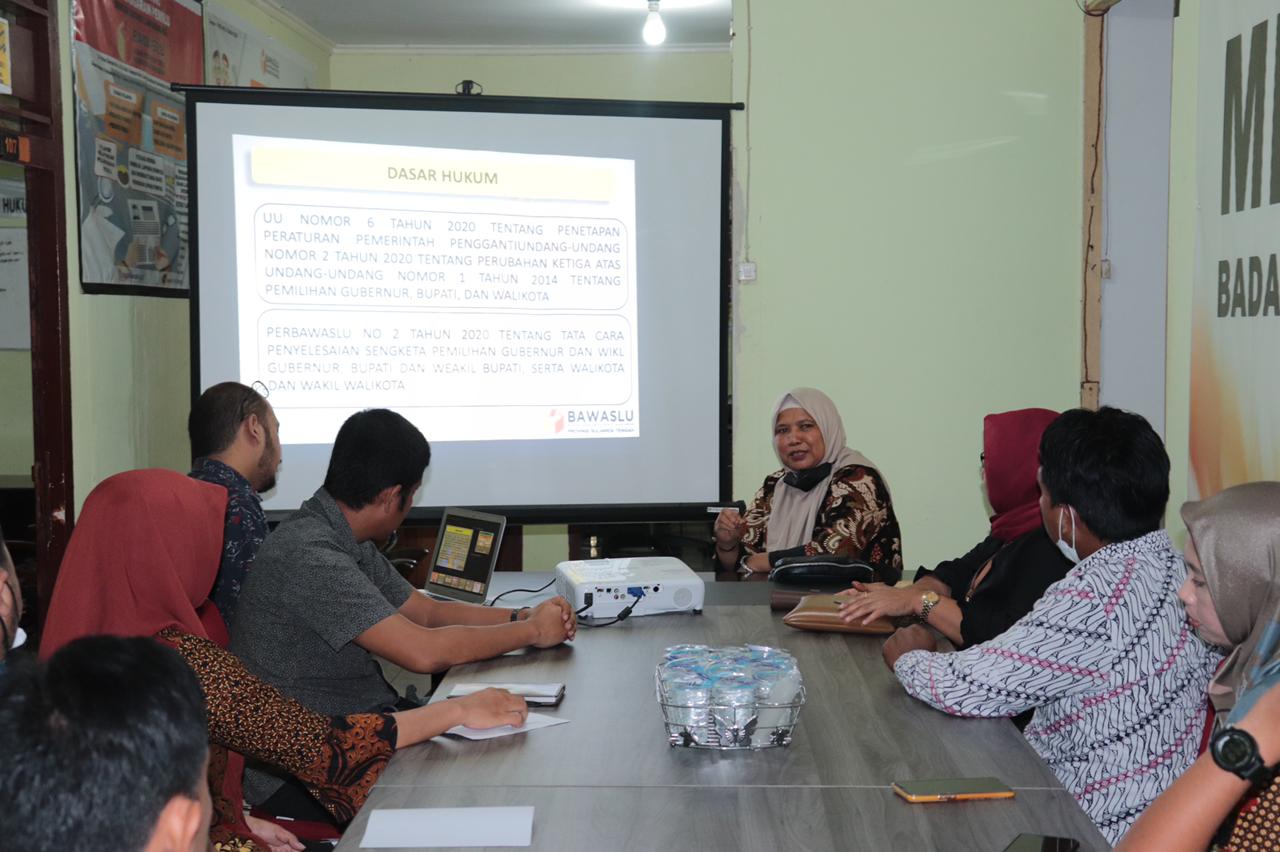 Darmiatin Beri Penguatan serta Simulasi  Penyelesaian Sengketa kepada Bawaslu Kabupaten Banggai
