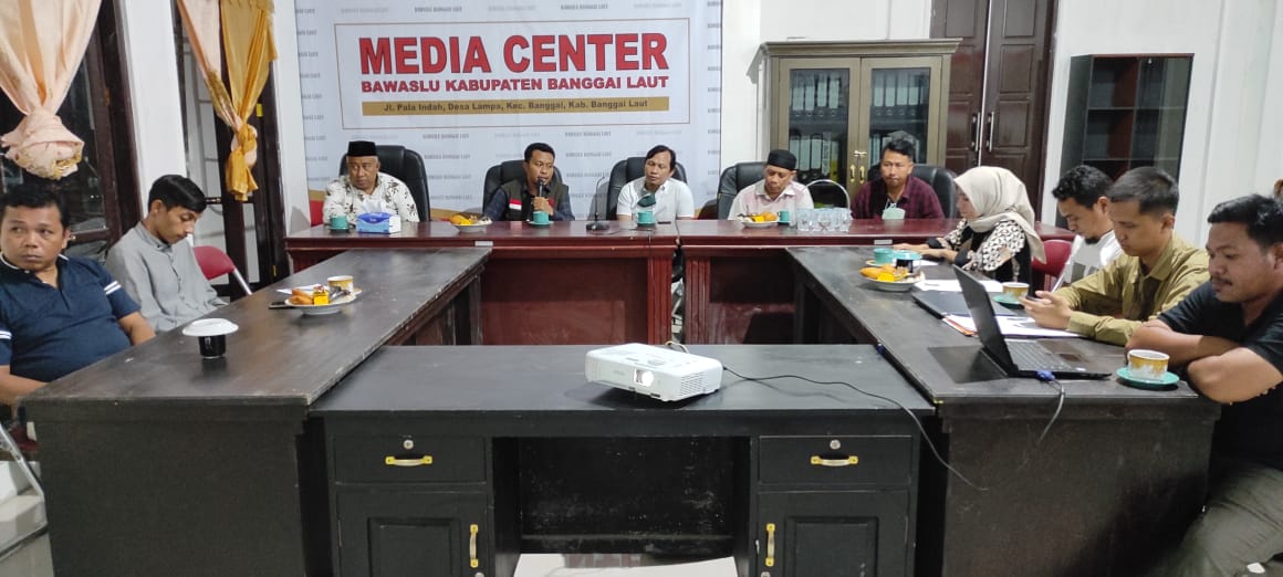 Inong Berikan Penguatan Kelembagaan Divisi Hukum, Humas, Data dan Informasi Kepada staf Bawaslu Kabupaten Banggai Laut