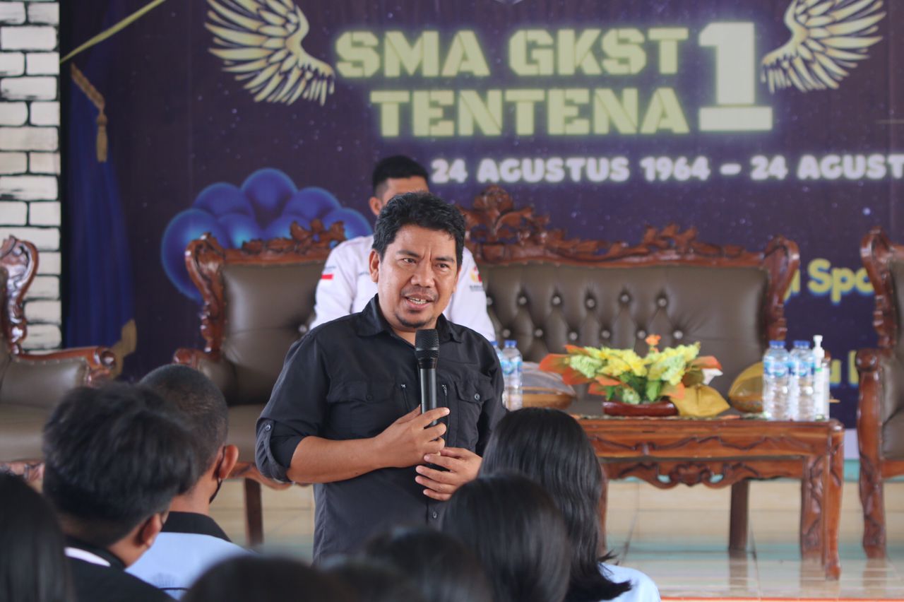 Sutarmin Kenalkan Program dan Aplikasi Pengawasan Partisipatif kepada Pemilih Pemula di Tentena