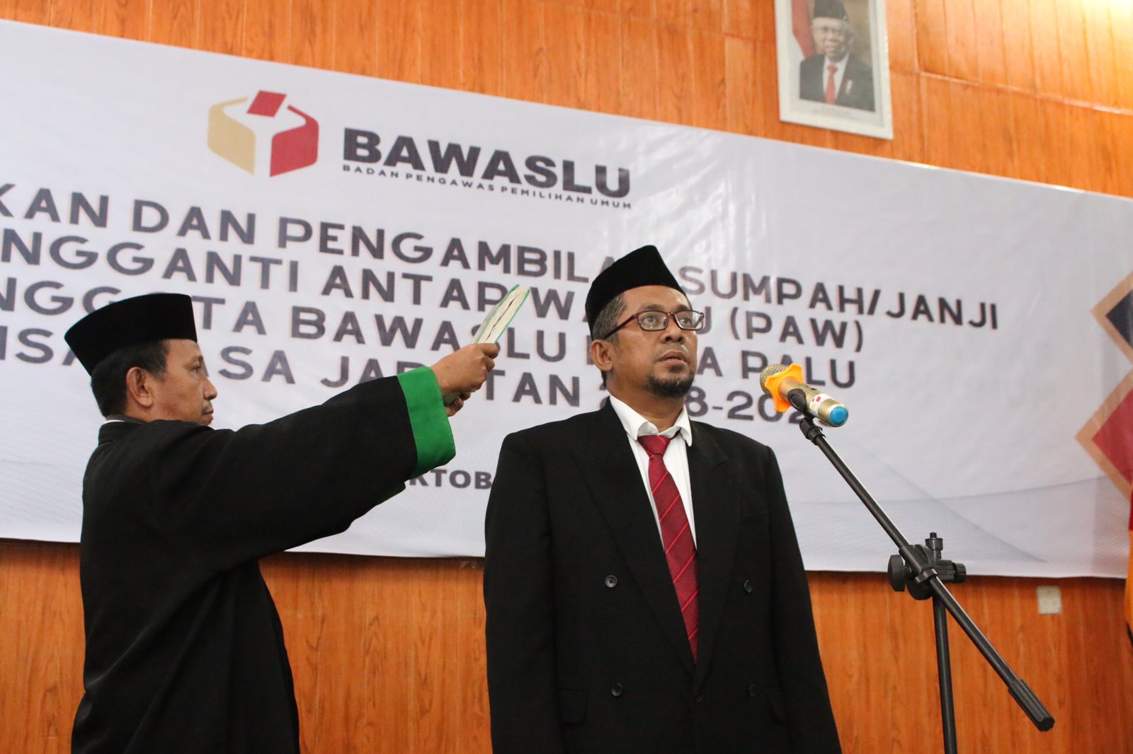 Ketua Bawaslu Resmi Lantik Fery sebagai PAW Anggota Bawaslu Kota Palu
