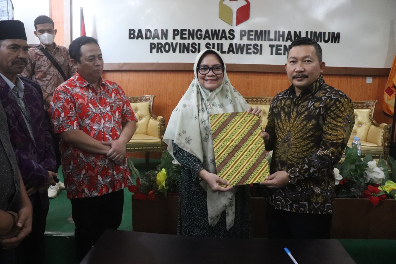Bawaslu Banggai Terima Hibah Pinjam Pakai Gedung dari Pemkab Banggai