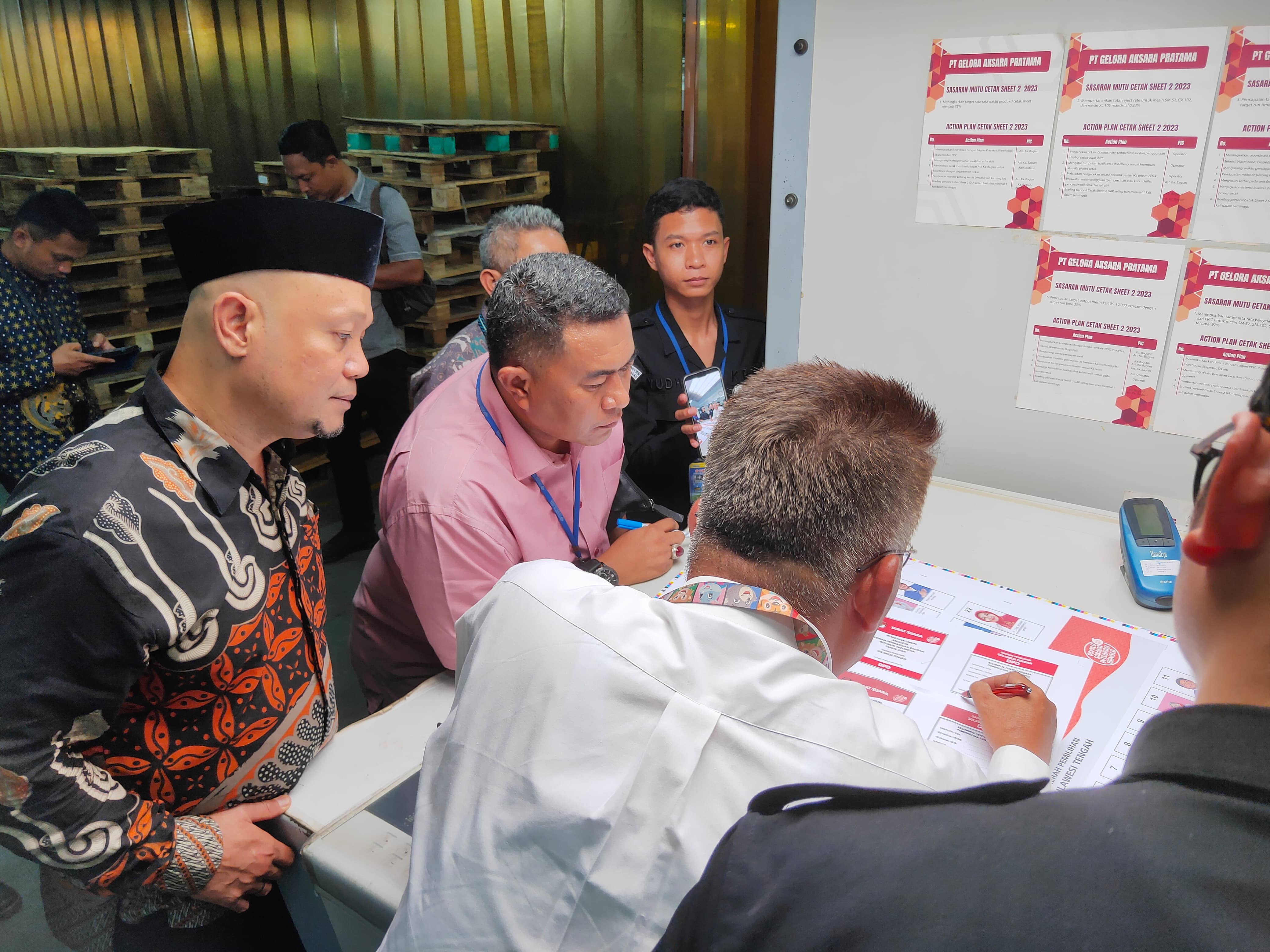 Pastikan Produksi Surat Suara Sesuai Mekanisme, Ivan Lakukan Pengawasan Langsung Pencetakan Surat Suara DPD Dapil Sulawesi Tengah