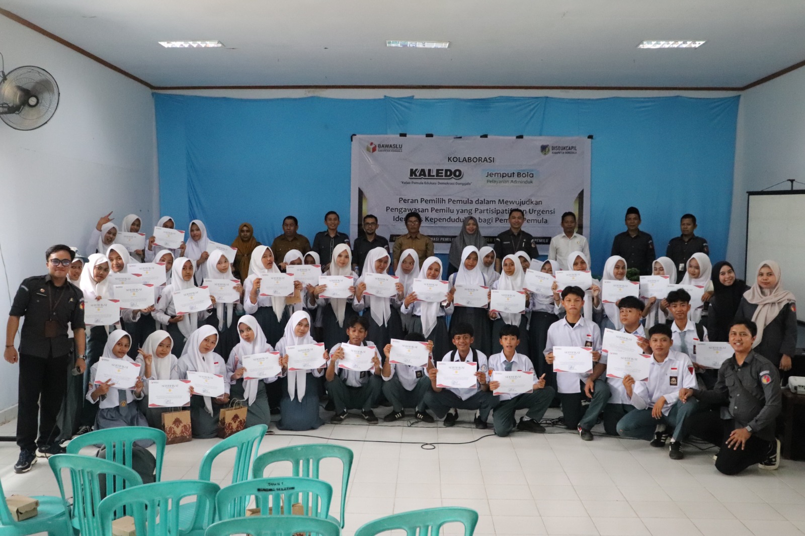 Dewi Ajak Pemilih Pemula Cerdas Memilih dan Aktif Awasi Pemilu(1)