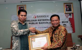Pertama Kali, Bawaslu Sulteng Raih Anugerah Keterbukaan Informasi Publik