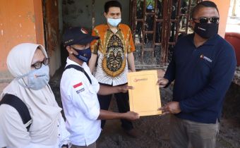 Bawaslu Salurkan Bantuan Korban Banjir ke Panwascam Dolo Selatan
