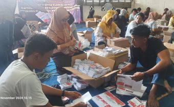 Dewi Tisnawaty Awasi Langsung Proses Penyortiran dan Pelipatan Surat Suara di KPU Sigi