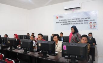 Pantau Tes CAT Rekrutmen Panwascam, Zatriawati ke Palu dan Sigi