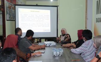 Darmiatin Beri Penguatan serta Simulasi  Penyelesaian Sengketa kepada Bawaslu Kabupaten Banggai