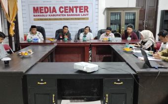 Inong Berikan Penguatan Kelembagaan Divisi Hukum, Humas, Data dan Informasi Kepada staf Bawaslu Kabupaten Banggai Laut