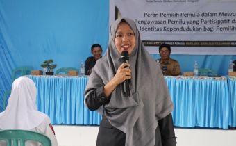 Dewi Ajak Pemilih Pemula Cerdas Memilih dan Aktif Awasi Pemilu